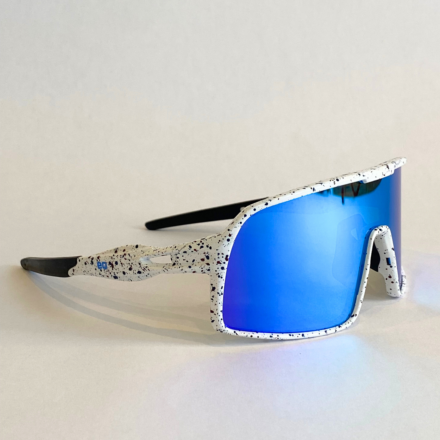 Flying Dog - Snowstorm with Blue-Mirror Revo Lens